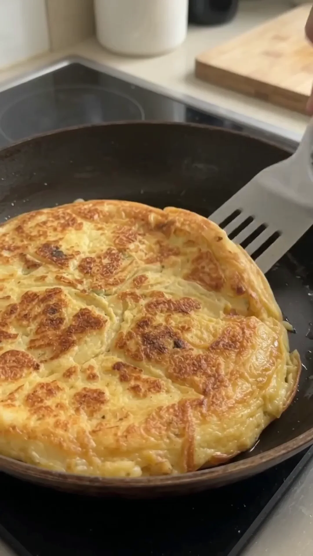 Crispy Potato Crust and Egg Breakfast Skillet Pizza – Cooking an omelette in a pan
