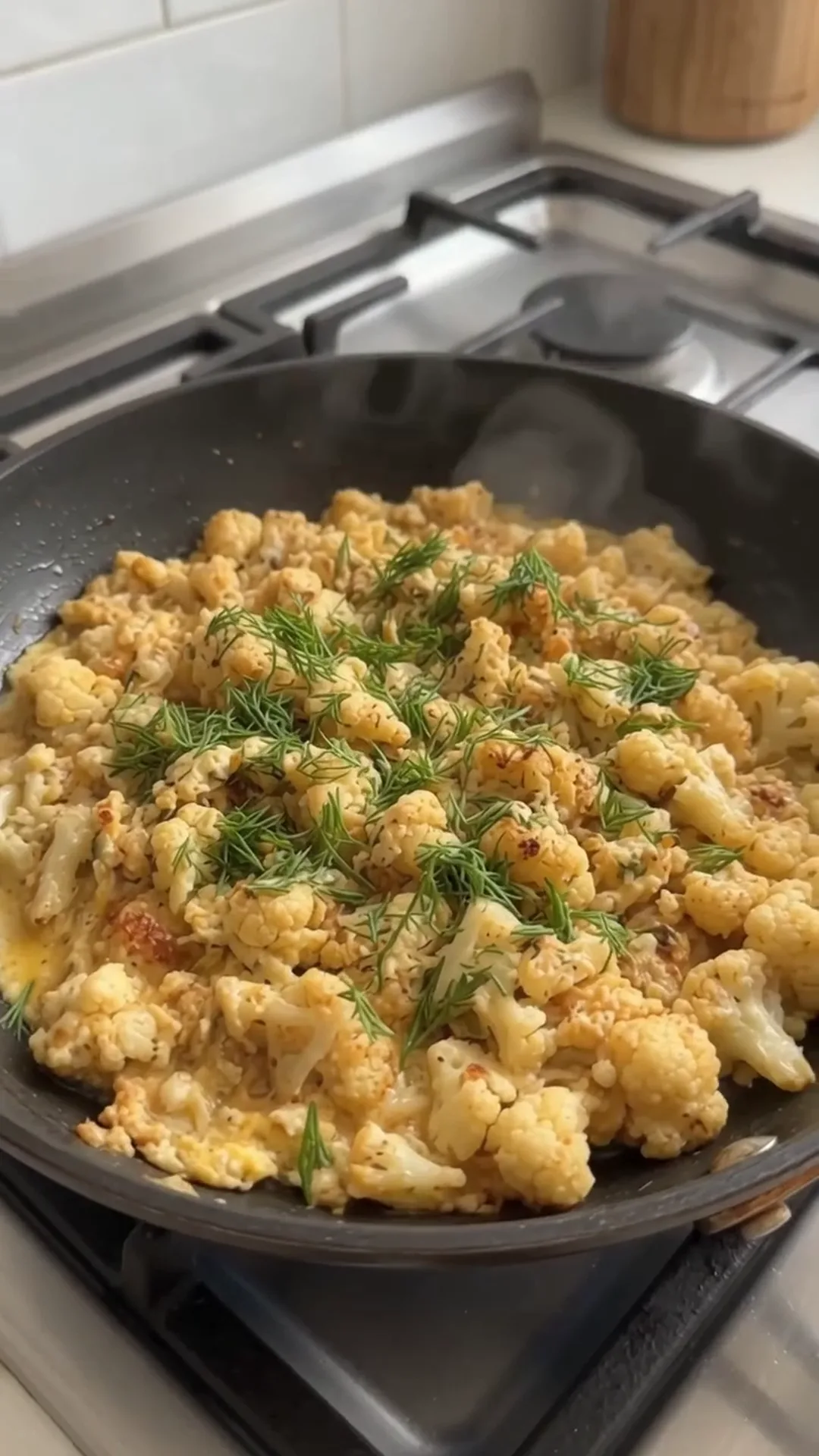 Easy Pan Fried Cauliflower and Eggs with Fresh Dill – cooking scrambled eggs with cauliflower and dill